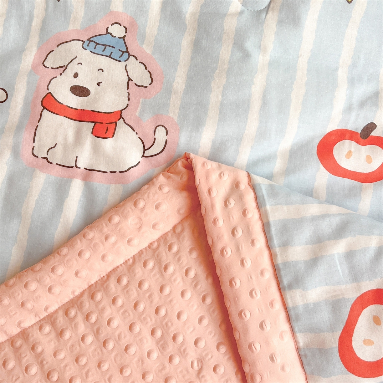 91家纺网 家纺一手货源 找家纺 盛秋家纺 2026新款A类水洗棉豆豆夏被系列 软萌汪汪蓝+奶油粉