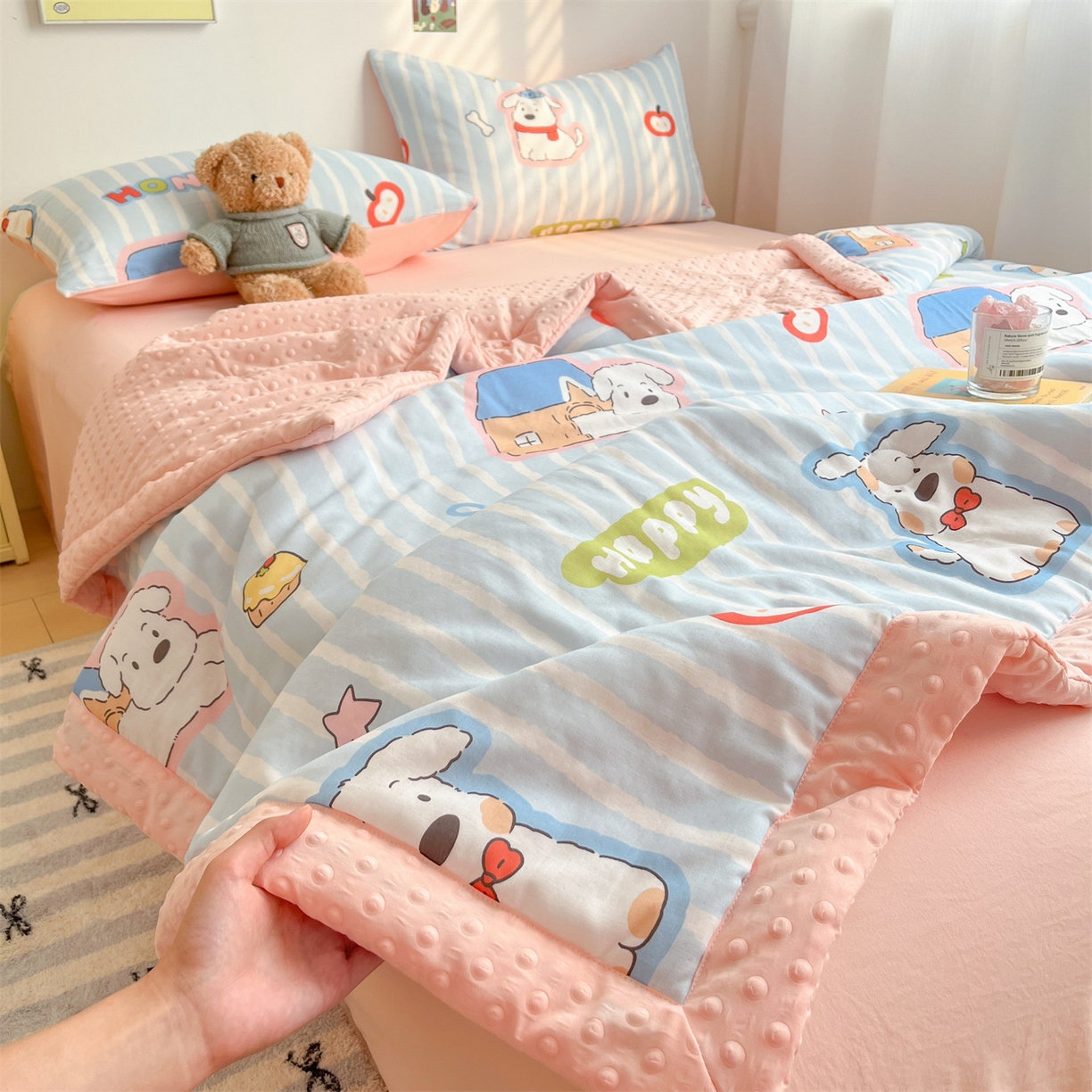 91家纺网 家纺一手货源 找家纺 盛秋家纺 2026新款A类水洗棉豆豆夏被系列 软萌汪汪蓝+奶油粉