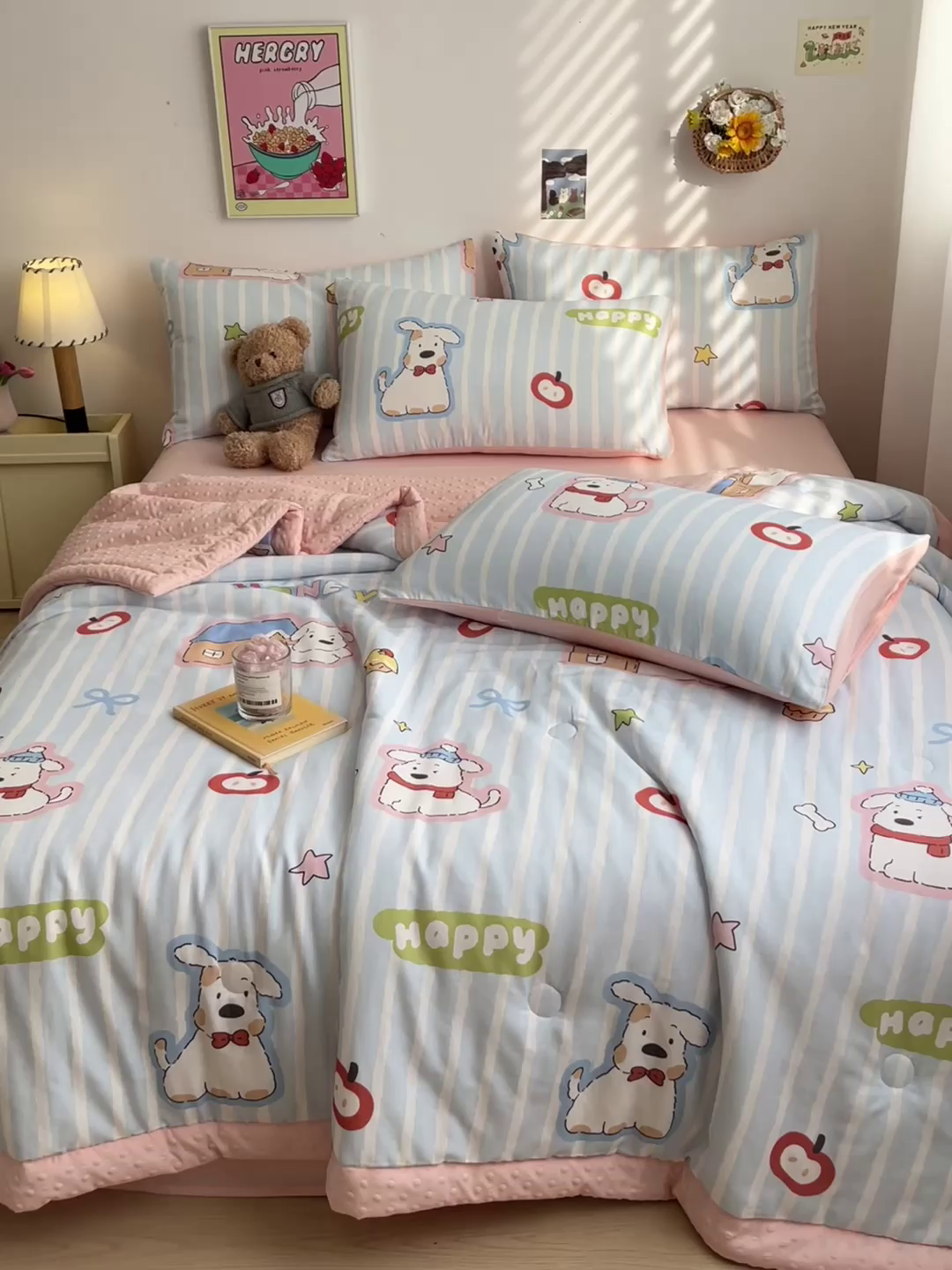 91家纺网 家纺一手货源 找家纺 盛秋家纺 2026新款A类水洗棉豆豆夏被系列 软萌汪汪蓝+奶油粉