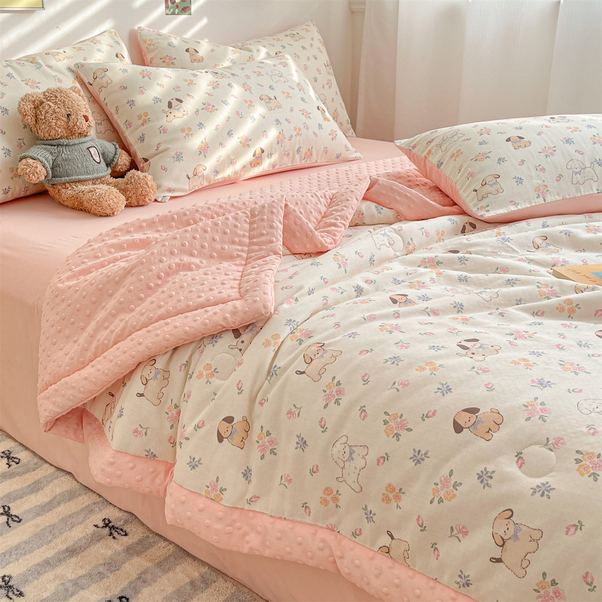 91家纺网 家纺一手货源 找家纺 盛秋家纺 2026新款A类水洗棉豆豆夏被系列 田园萌狗+奶油粉