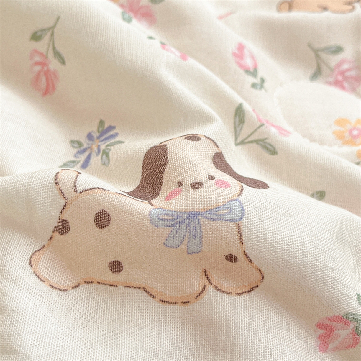 91家纺网 家纺一手货源 找家纺 盛秋家纺 2026新款A类水洗棉豆豆夏被系列 田园萌狗+奶油粉