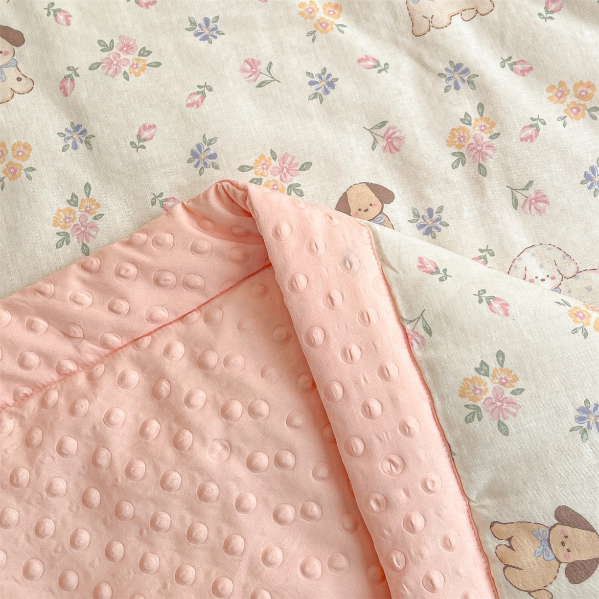 91家纺网 家纺一手货源 找家纺 盛秋家纺 2026新款A类水洗棉豆豆夏被系列 田园萌狗+奶油粉