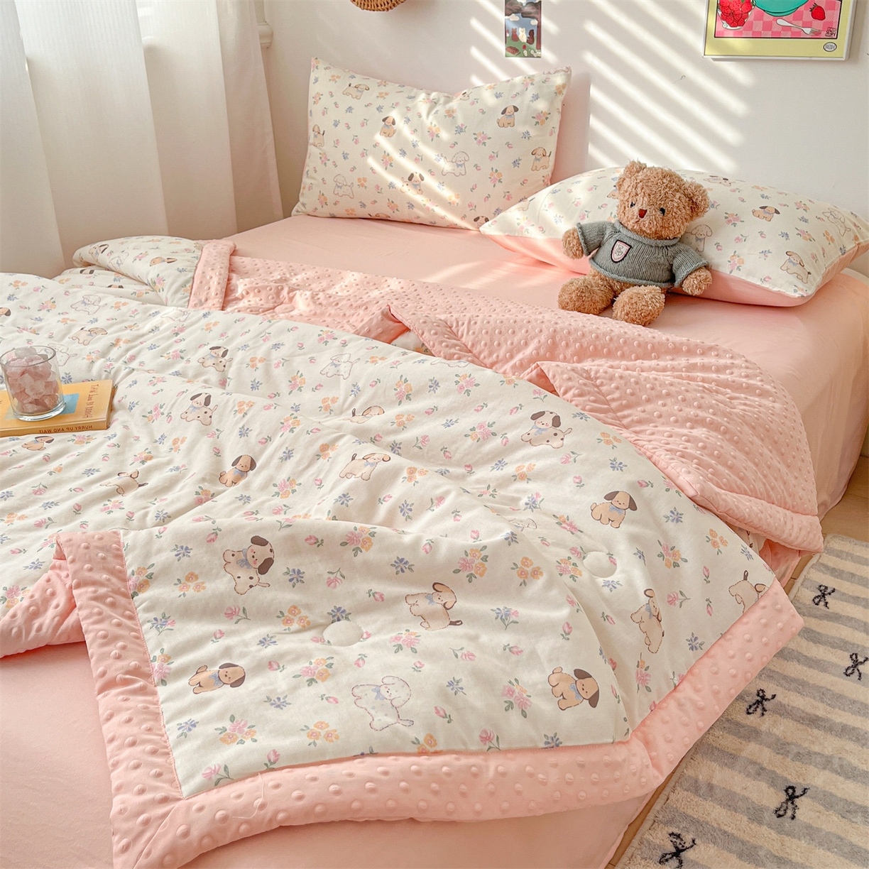 91家纺网 家纺一手货源 找家纺 盛秋家纺 2026新款A类水洗棉豆豆夏被系列 田园萌狗+奶油粉