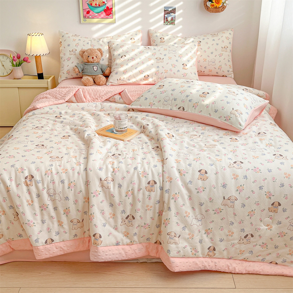 91家纺网 家纺一手货源 找家纺 盛秋家纺 2026新款A类水洗棉豆豆夏被系列 田园萌狗+奶油粉