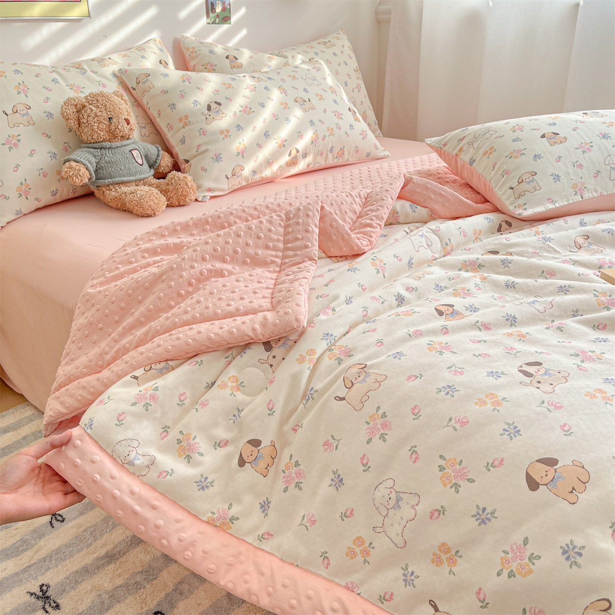 91家纺网 家纺一手货源 找家纺 盛秋家纺 2026新款A类水洗棉豆豆夏被系列 田园萌狗+奶油粉