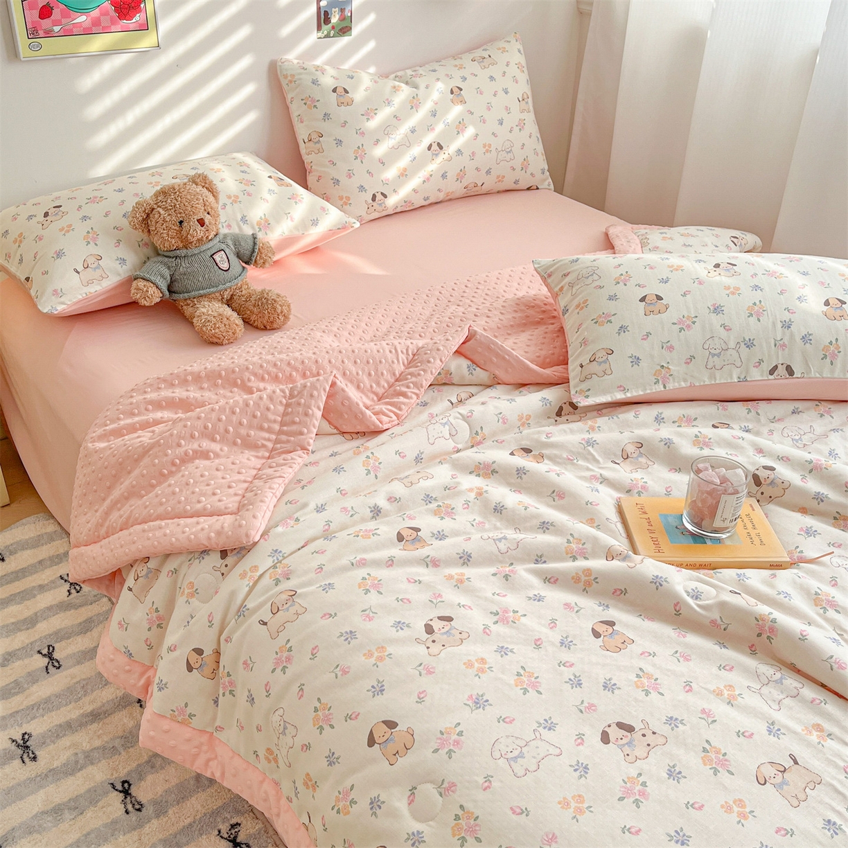 91家纺网 家纺一手货源 找家纺 盛秋家纺 2026新款A类水洗棉豆豆夏被系列 田园萌狗+奶油粉