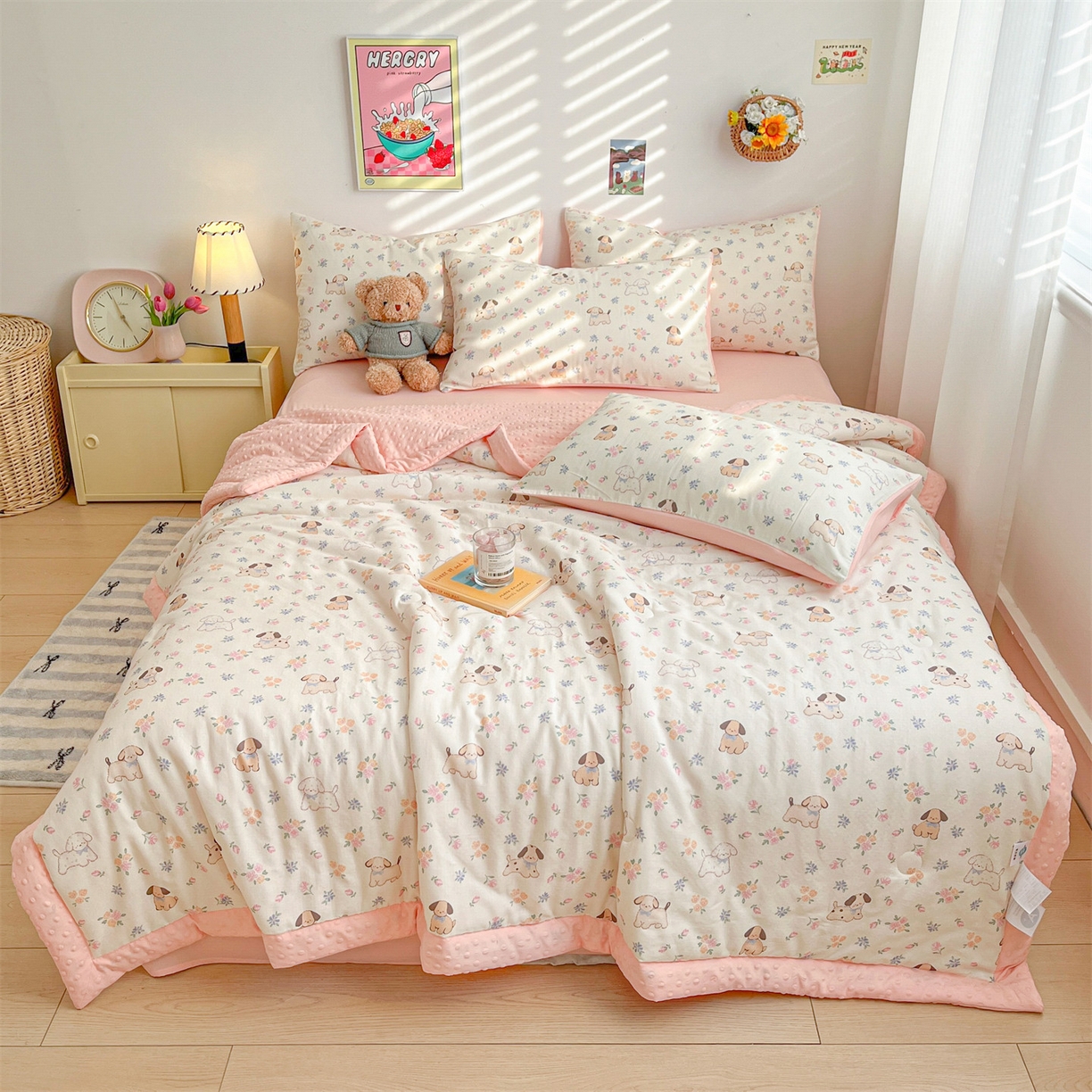 91家纺网 家纺一手货源 找家纺 盛秋家纺 2026新款A类水洗棉豆豆夏被系列 田园萌狗+奶油粉