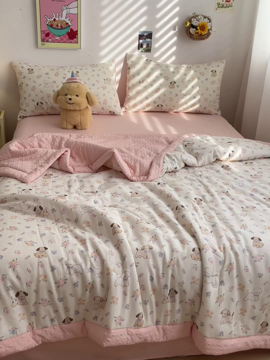 91家纺网 家纺一手货源 找家纺 盛秋家纺 2026新款A类水洗棉豆豆夏被系列 田园萌狗+奶油粉