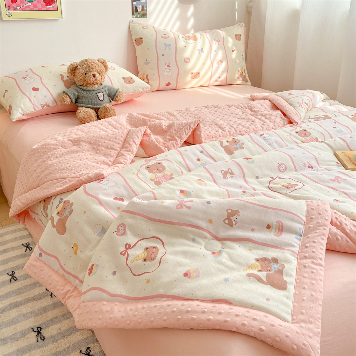 91家纺网 家纺一手货源 找家纺 盛秋家纺 2026新款A类水洗棉豆豆夏被系列 甜茶日记+奶油粉