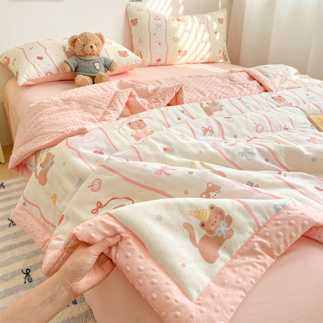 91家纺网 家纺一手货源 找家纺 盛秋家纺 2026新款A类水洗棉豆豆夏被系列 甜茶日记+奶油粉