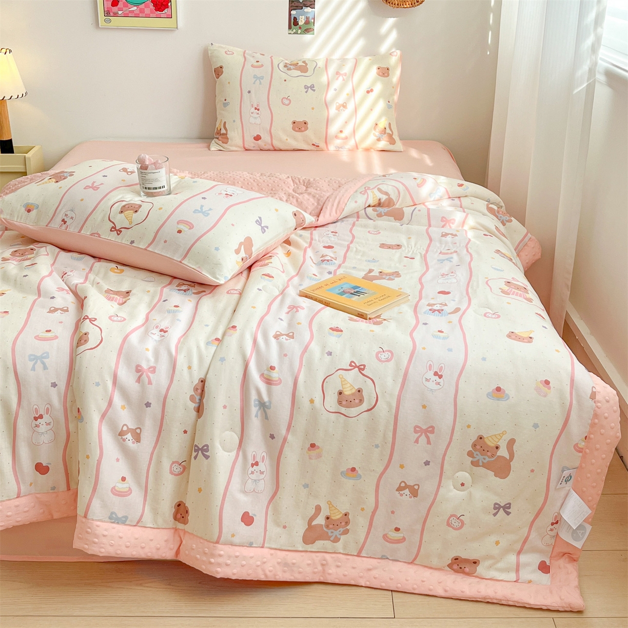 91家纺网 家纺一手货源 找家纺 盛秋家纺 2026新款A类水洗棉豆豆夏被系列 甜茶日记+奶油粉