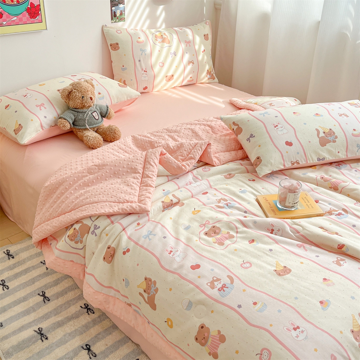 91家纺网 家纺一手货源 找家纺 盛秋家纺 2026新款A类水洗棉豆豆夏被系列 甜茶日记+奶油粉