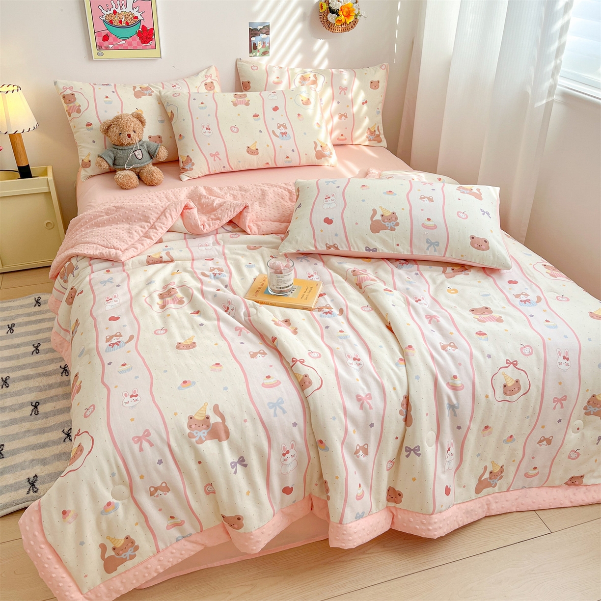 91家纺网 家纺一手货源 找家纺 盛秋家纺 2026新款A类水洗棉豆豆夏被系列 甜茶日记+奶油粉