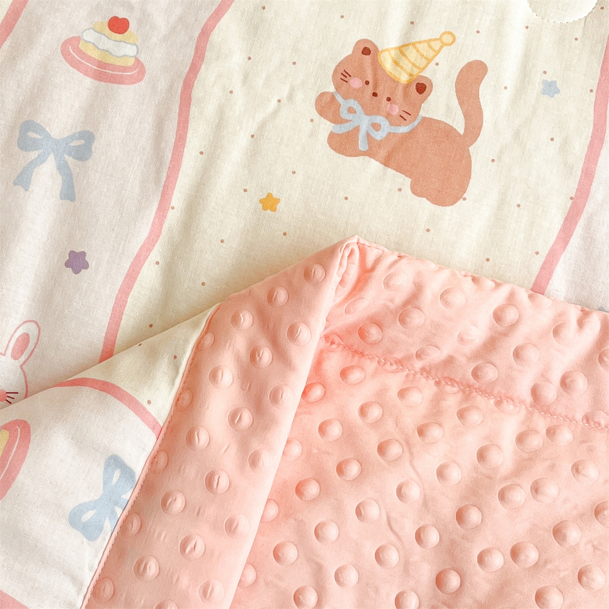 91家纺网 家纺一手货源 找家纺 盛秋家纺 2026新款A类水洗棉豆豆夏被系列 甜茶日记+奶油粉