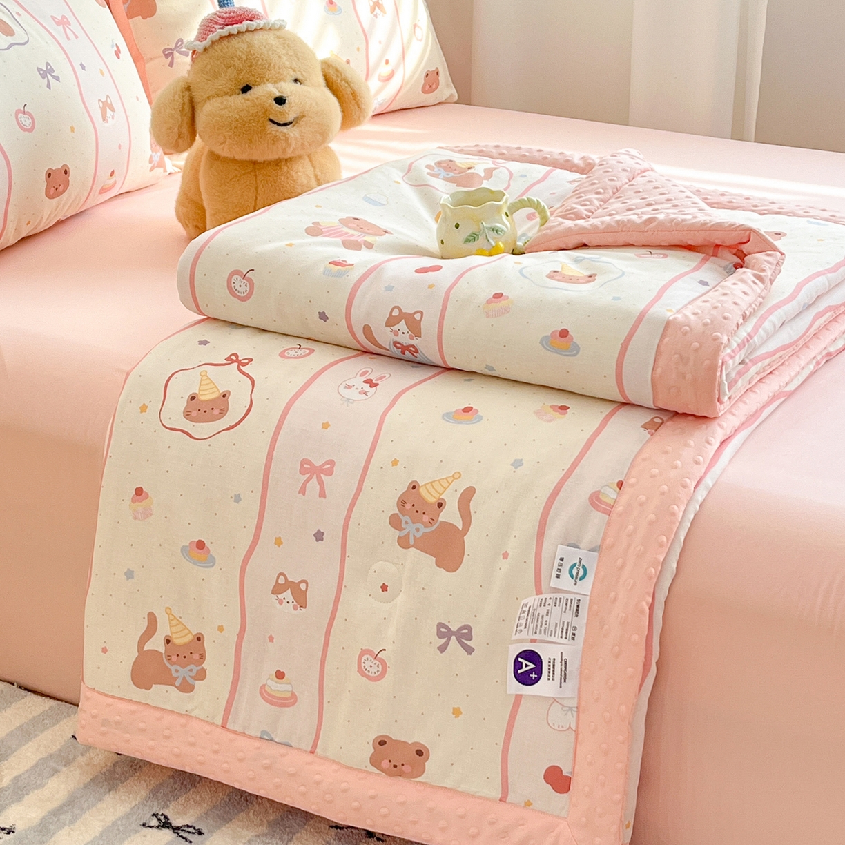 91家纺网 家纺一手货源 找家纺 盛秋家纺 2026新款A类水洗棉豆豆夏被系列 甜茶日记+奶油粉,甜茶日记+奶油粉