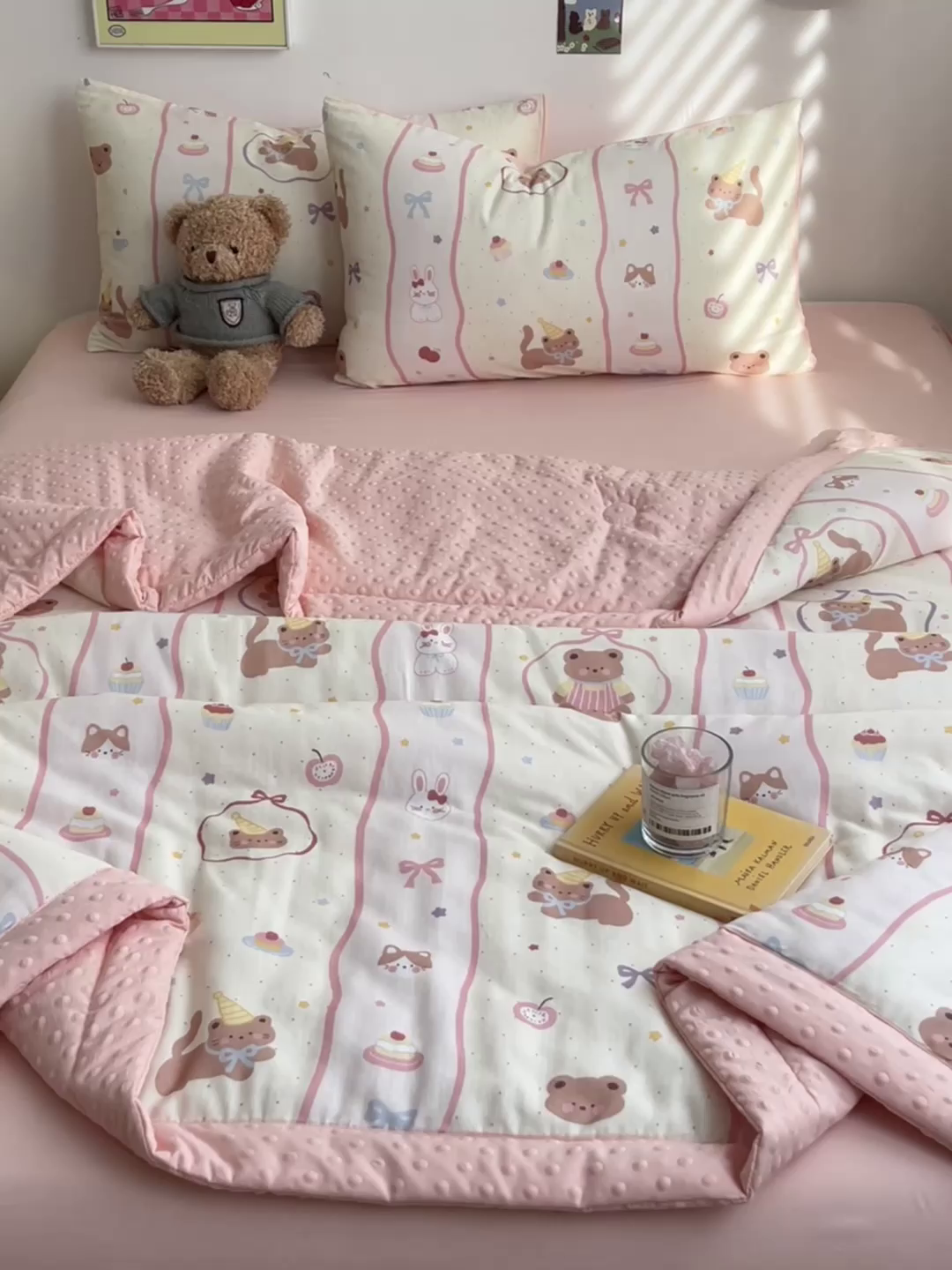 91家纺网 家纺一手货源 找家纺 盛秋家纺 2026新款A类水洗棉豆豆夏被系列 甜茶日记+奶油粉