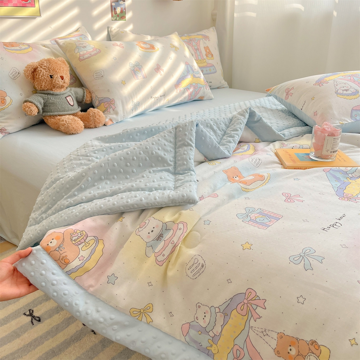 91家纺网 家纺一手货源 找家纺 盛秋家纺 2026新款A类水洗棉豆豆夏被系列 小熊时光+天空蓝