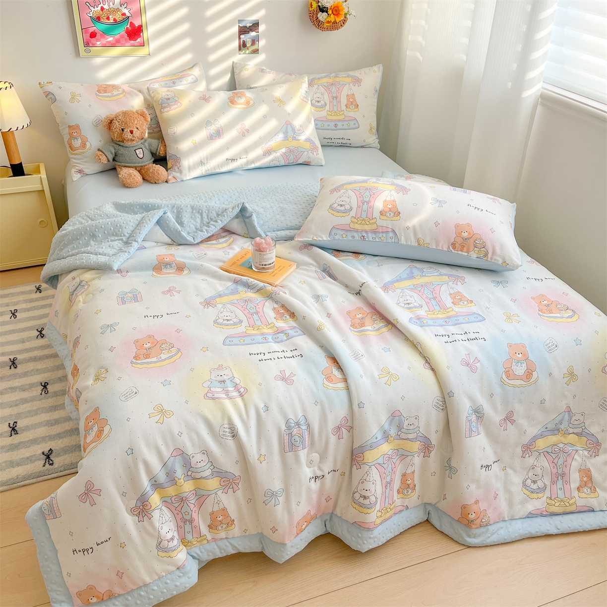 91家纺网 家纺一手货源 找家纺 盛秋家纺 2026新款A类水洗棉豆豆夏被系列 小熊时光+天空蓝