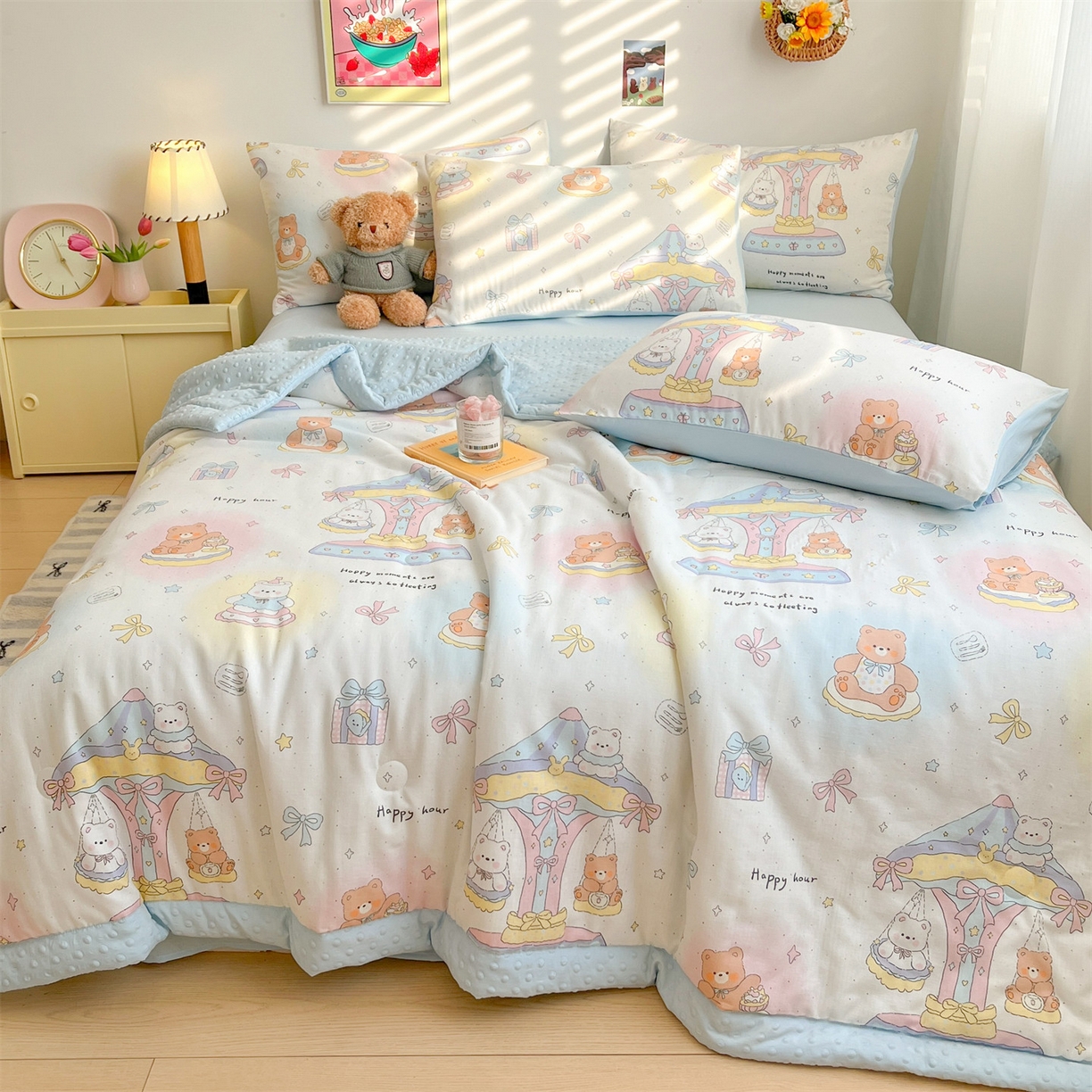 91家纺网 家纺一手货源 找家纺 盛秋家纺 2026新款A类水洗棉豆豆夏被系列 小熊时光+天空蓝