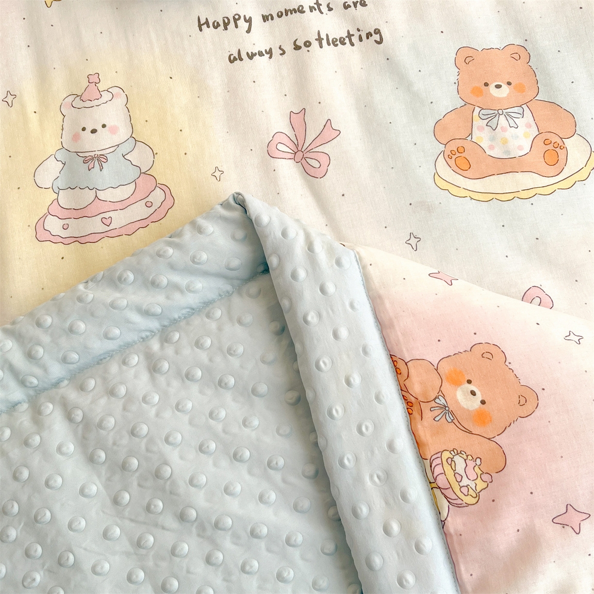 91家纺网 家纺一手货源 找家纺 盛秋家纺 2026新款A类水洗棉豆豆夏被系列 小熊时光+天空蓝