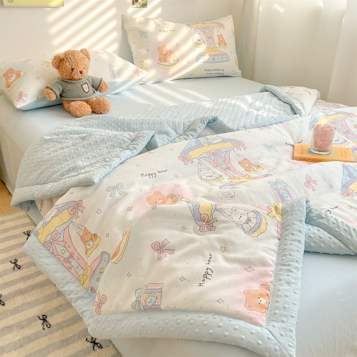 91家纺网 家纺一手货源 找家纺 盛秋家纺 2026新款A类水洗棉豆豆夏被系列 小熊时光+天空蓝