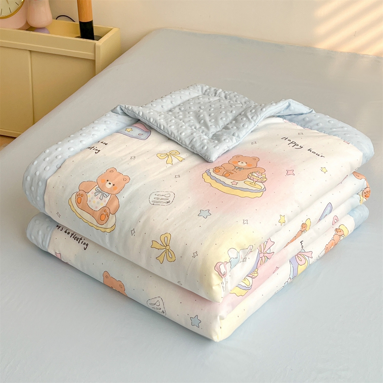 91家纺网 家纺一手货源 找家纺 盛秋家纺 2026新款A类水洗棉豆豆夏被系列 小熊时光+天空蓝