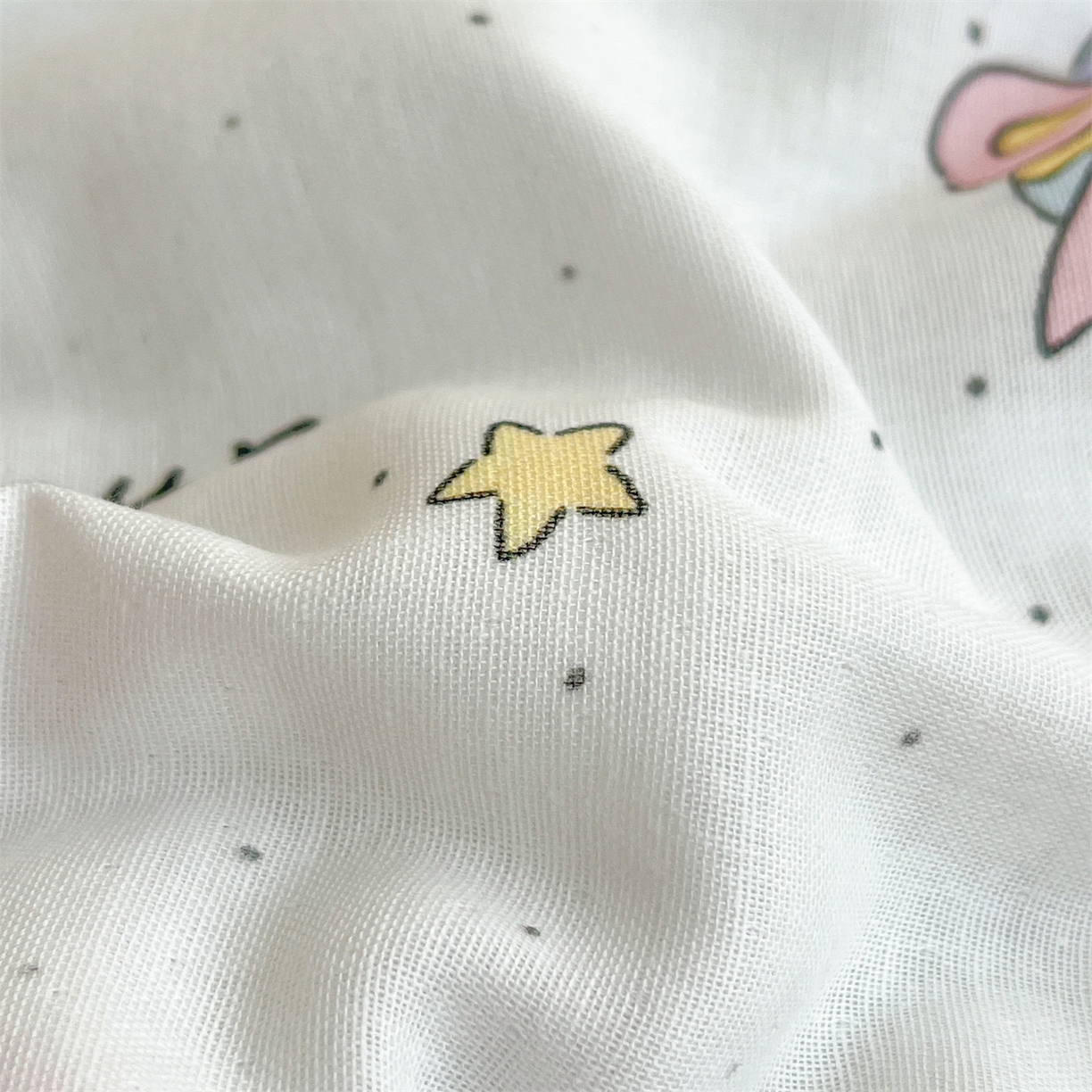 91家纺网 家纺一手货源 找家纺 盛秋家纺 2026新款A类水洗棉豆豆夏被系列 小熊时光+天空蓝