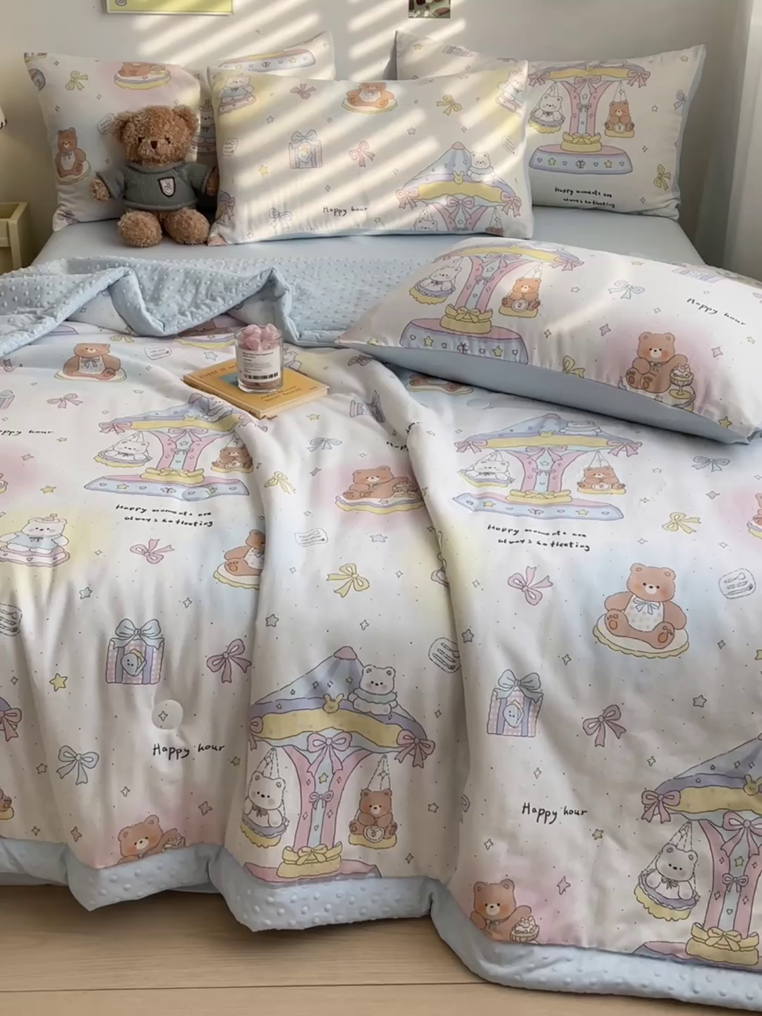 91家纺网 家纺一手货源 找家纺 盛秋家纺 2026新款A类水洗棉豆豆夏被系列 小熊时光+天空蓝