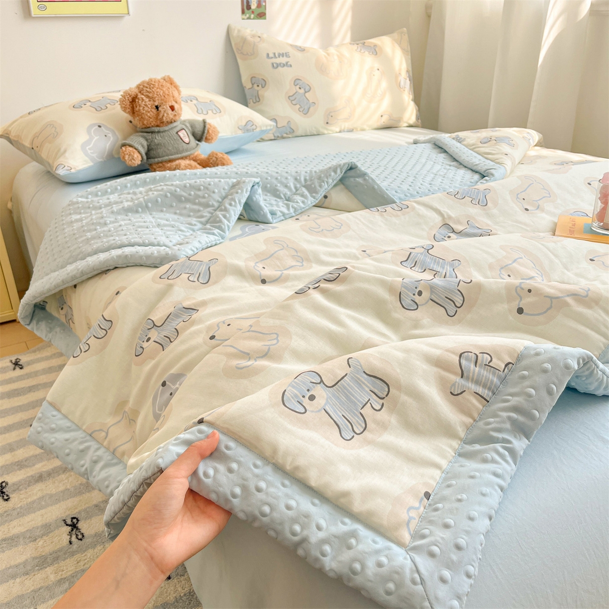 91家纺网 家纺一手货源 找家纺 盛秋家纺 2026新款A类水洗棉豆豆夏被系列 修勾蓝+天空蓝