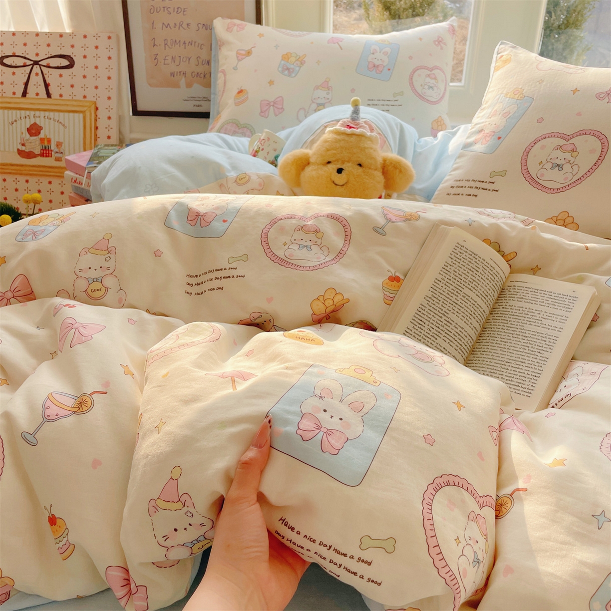 91家纺网 家纺一手货源 找家纺 盛秋家纺 2026新款水洗棉印花四件套-卡通系列 爱心猫咪+花朵蓝