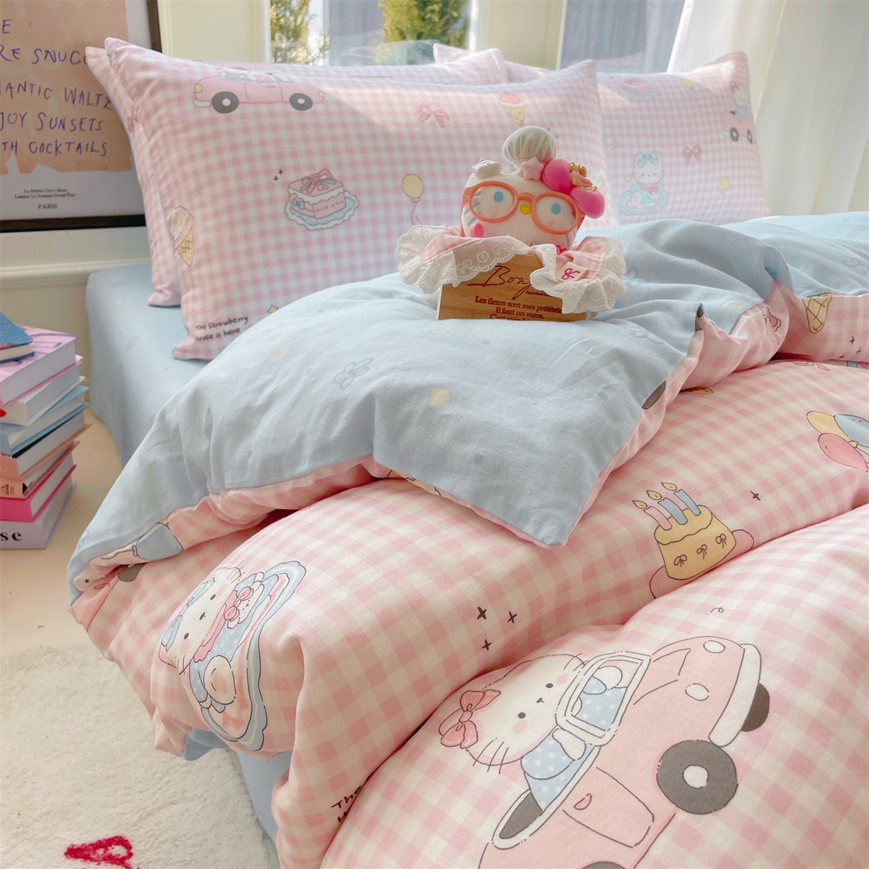 91家纺网 家纺一手货源 找家纺 盛秋家纺 2026新款水洗棉印花四件套-卡通系列 格子铺粉+花朵蓝