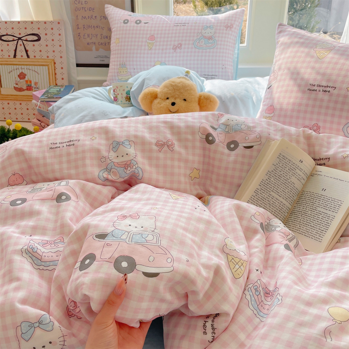 91家纺网 家纺一手货源 找家纺 盛秋家纺 2026新款水洗棉印花四件套-卡通系列 格子铺粉+花朵蓝