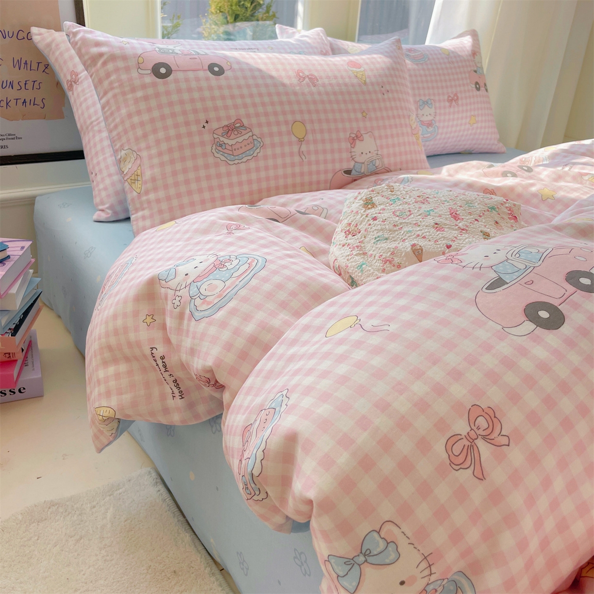 91家纺网 家纺一手货源 找家纺 盛秋家纺 2026新款水洗棉印花四件套-卡通系列 格子铺粉+花朵蓝