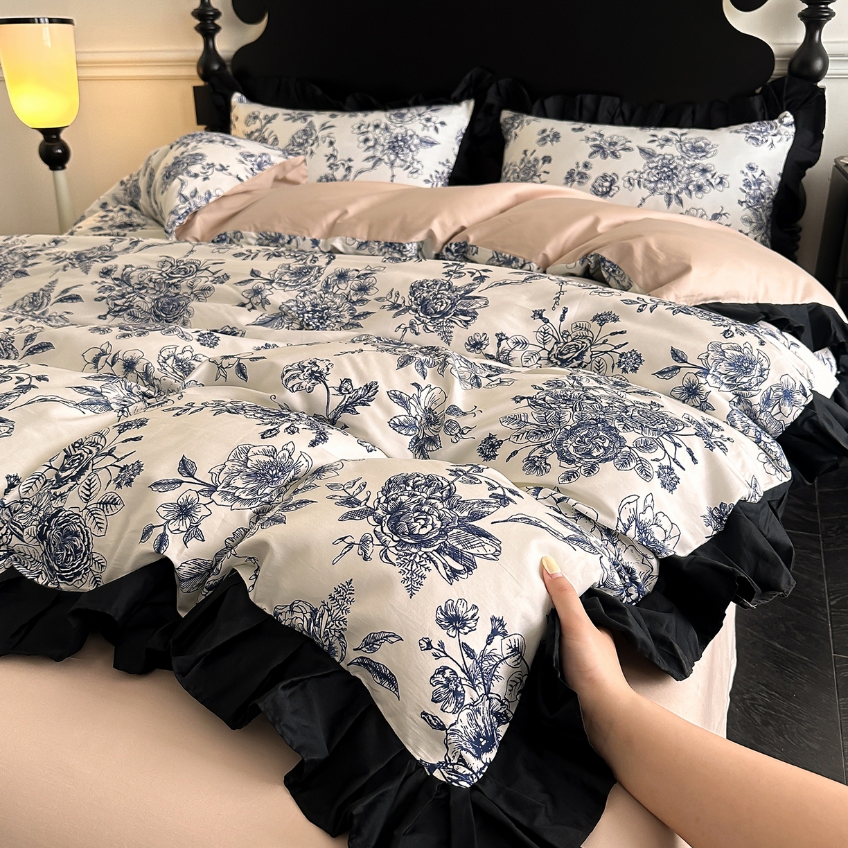 91家纺网 家纺一手货源 找家纺 置顶家纺 2026新款数码印花褶皱拼接亲肤系列四件套-素澜 珈蜜-咖