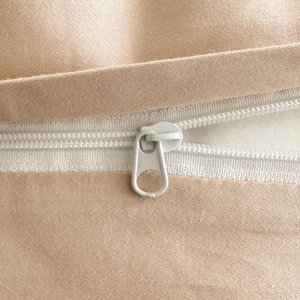 91家纺网 家纺一手货源 找家纺 置顶家纺 2026新款数码印花褶皱拼接亲肤系列四件套-素澜 珈蜜-咖