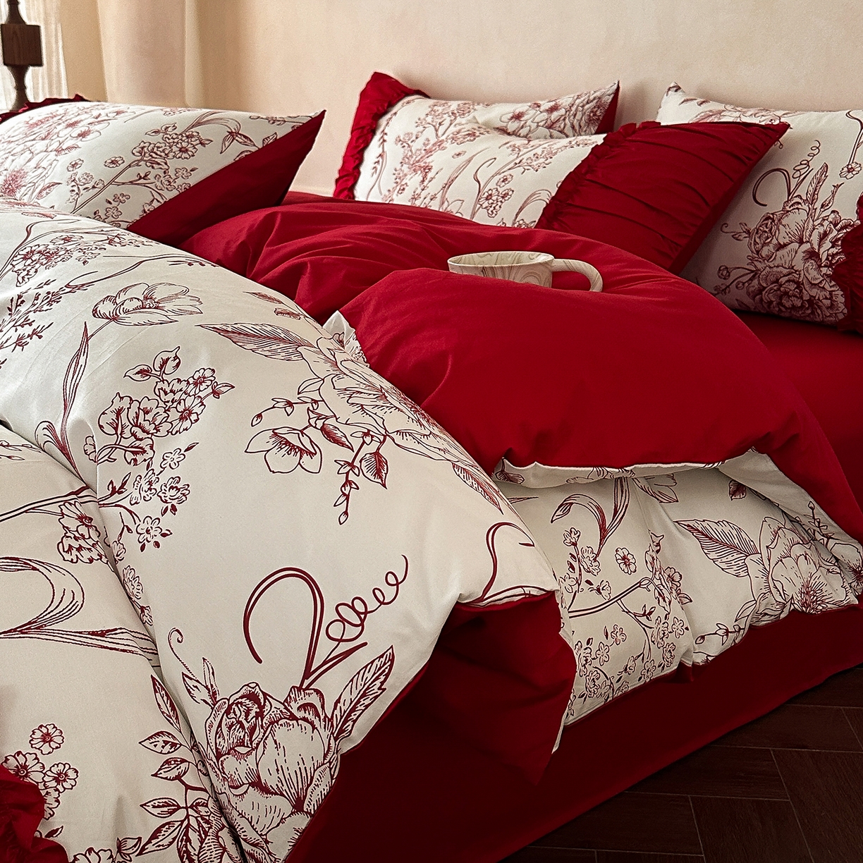 91家纺网 家纺一手货源 找家纺 置顶家纺 2026新款数码印花褶皱拼接亲肤系列四件套-素澜 素澜-大红