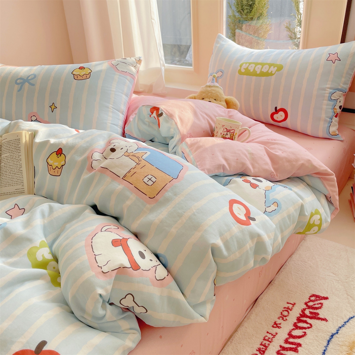 91家纺网 家纺一手货源 找家纺 盛秋家纺 2026新款水洗棉印花四件套-卡通系列 软萌汪汪蓝+花朵粉