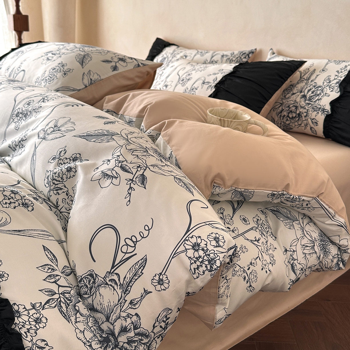 91家纺网 家纺一手货源 找家纺 置顶家纺 2026新款数码印花褶皱拼接亲肤系列四件套-素澜 素澜-咖色