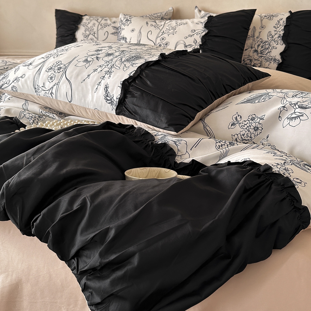 91家纺网 家纺一手货源 找家纺 置顶家纺 2026新款数码印花褶皱拼接亲肤系列四件套-素澜 素澜-咖色