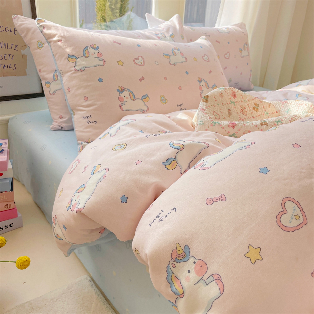 91家纺网 家纺一手货源 找家纺 盛秋家纺 2026新款水洗棉印花四件套-卡通系列 天使小马粉+花朵蓝