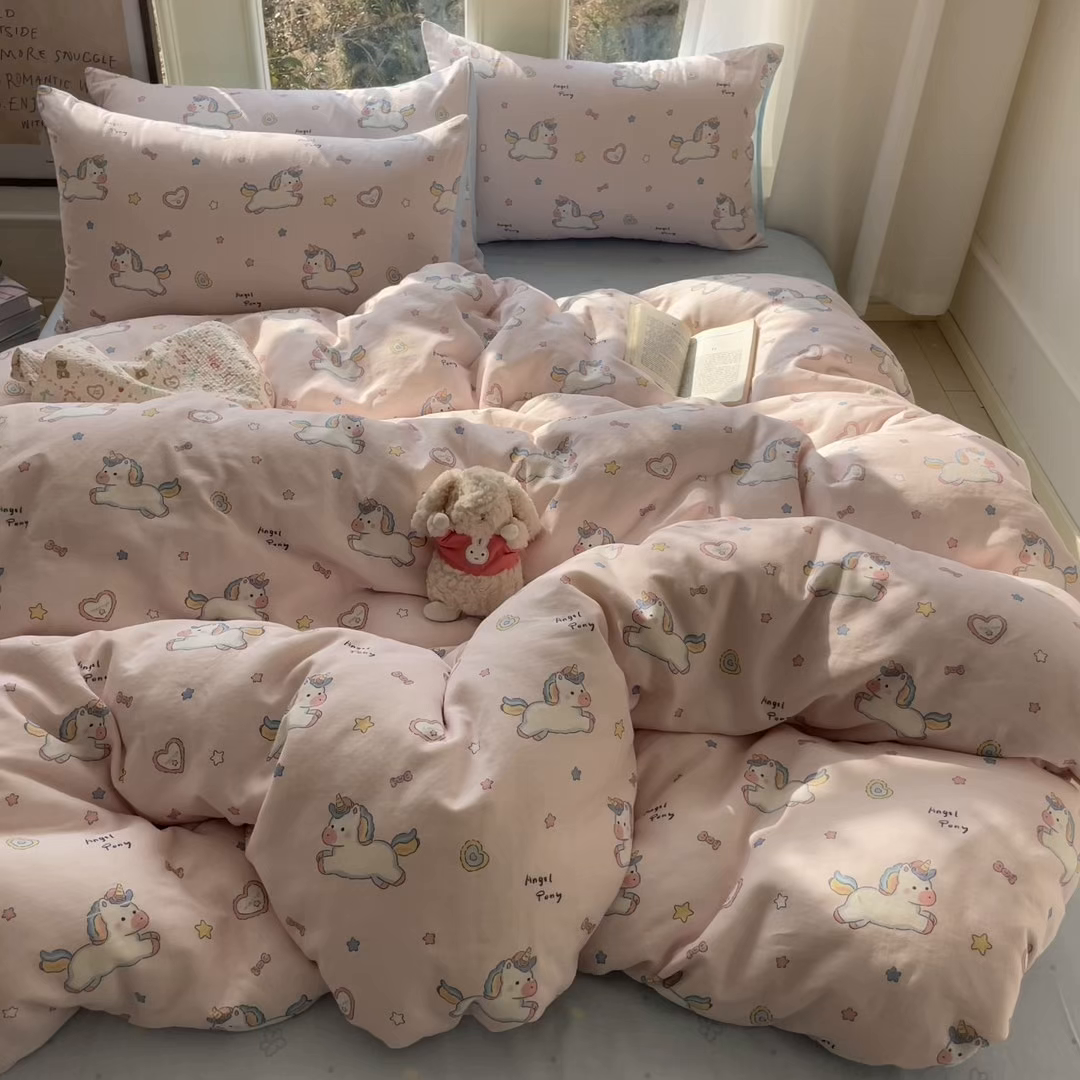 91家纺网 家纺一手货源 找家纺 盛秋家纺 2026新款水洗棉印花四件套-卡通系列 天使小马粉+花朵蓝