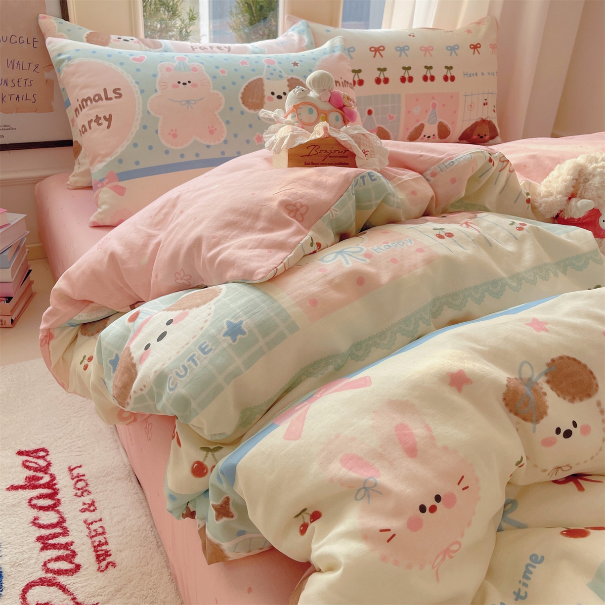 91家纺网 家纺一手货源 找家纺 盛秋家纺 2026新款水洗棉印花四件套-卡通系列 小狗来信+花朵粉