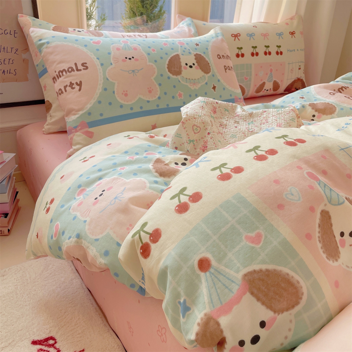 91家纺网 家纺一手货源 找家纺 盛秋家纺 2026新款水洗棉印花四件套-卡通系列 小狗来信+花朵粉