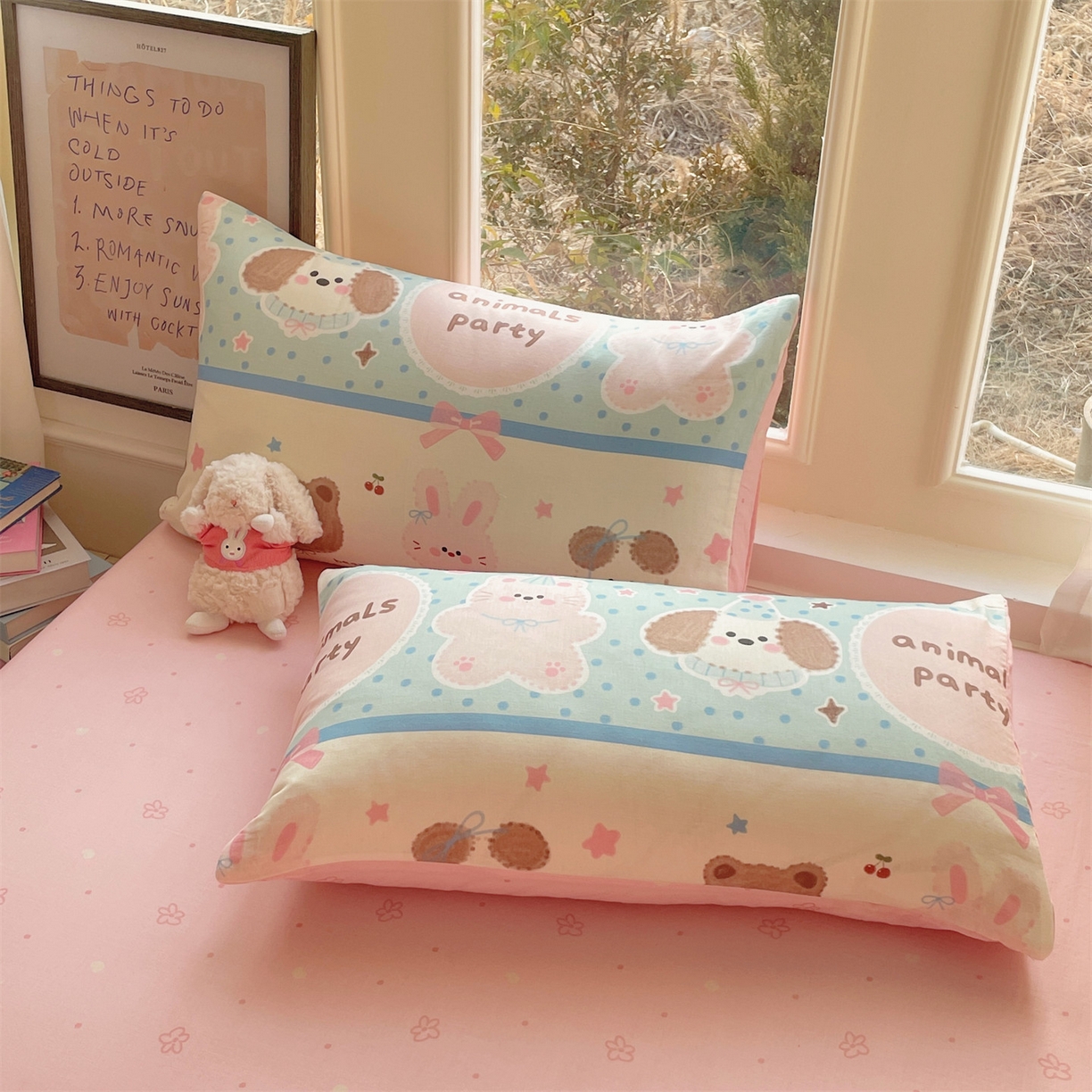 91家纺网 家纺一手货源 找家纺 盛秋家纺 2026新款水洗棉印花四件套-卡通系列 小狗来信+花朵粉