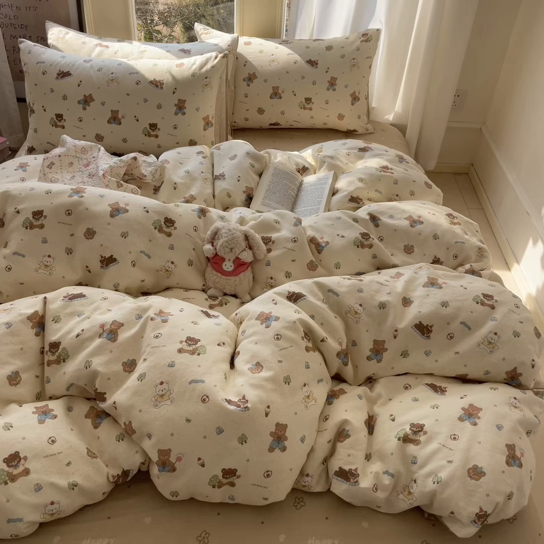 91家纺网 家纺一手货源 找家纺 盛秋家纺 2026新款水洗棉印花四件套-卡通系列 熊熊乐园+花朵咖