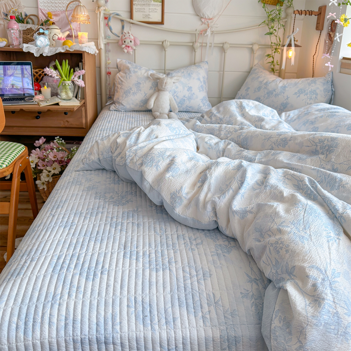 91家纺网 家纺一手货源 找家纺 优选良品 2026新款小清新直播热卖款云感双层纱木棉床盖四件套系列 冰菱花
