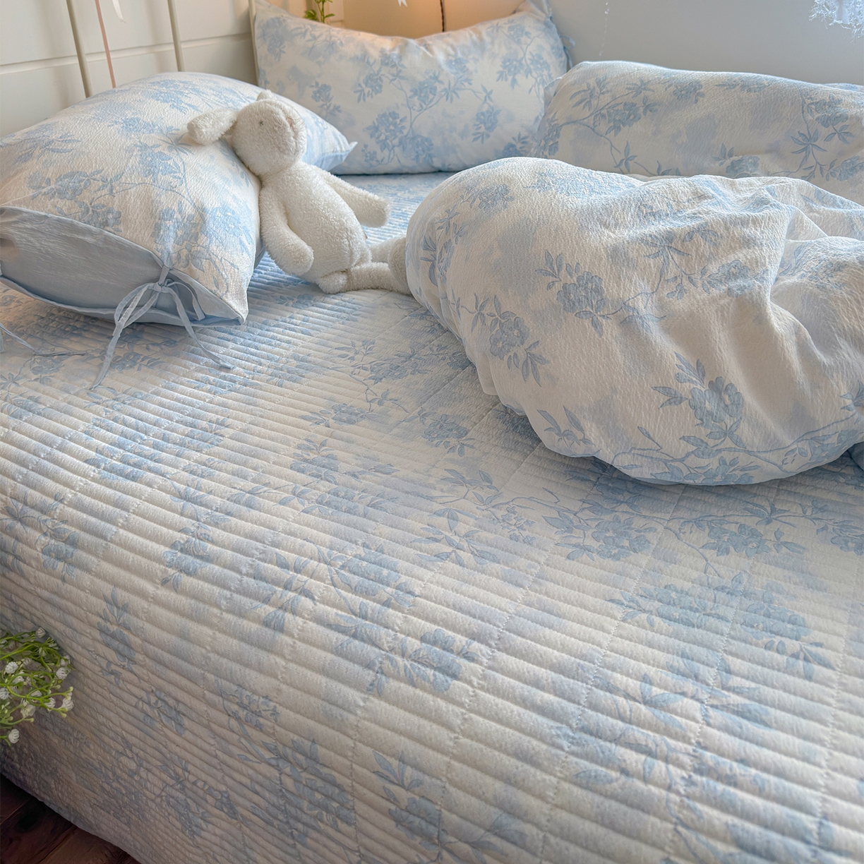 91家纺网 家纺一手货源 找家纺 优选良品 2026新款小清新直播热卖款云感双层纱木棉床盖四件套系列 冰菱花