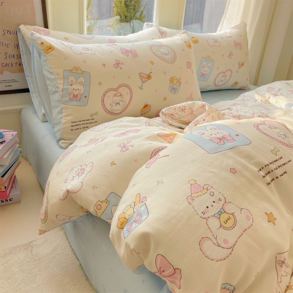 91家纺网 家纺一手货源 找家纺 盛秋家纺 2026新款水洗棉印花四件套-卡通系列二 爱心猫咪+花朵蓝