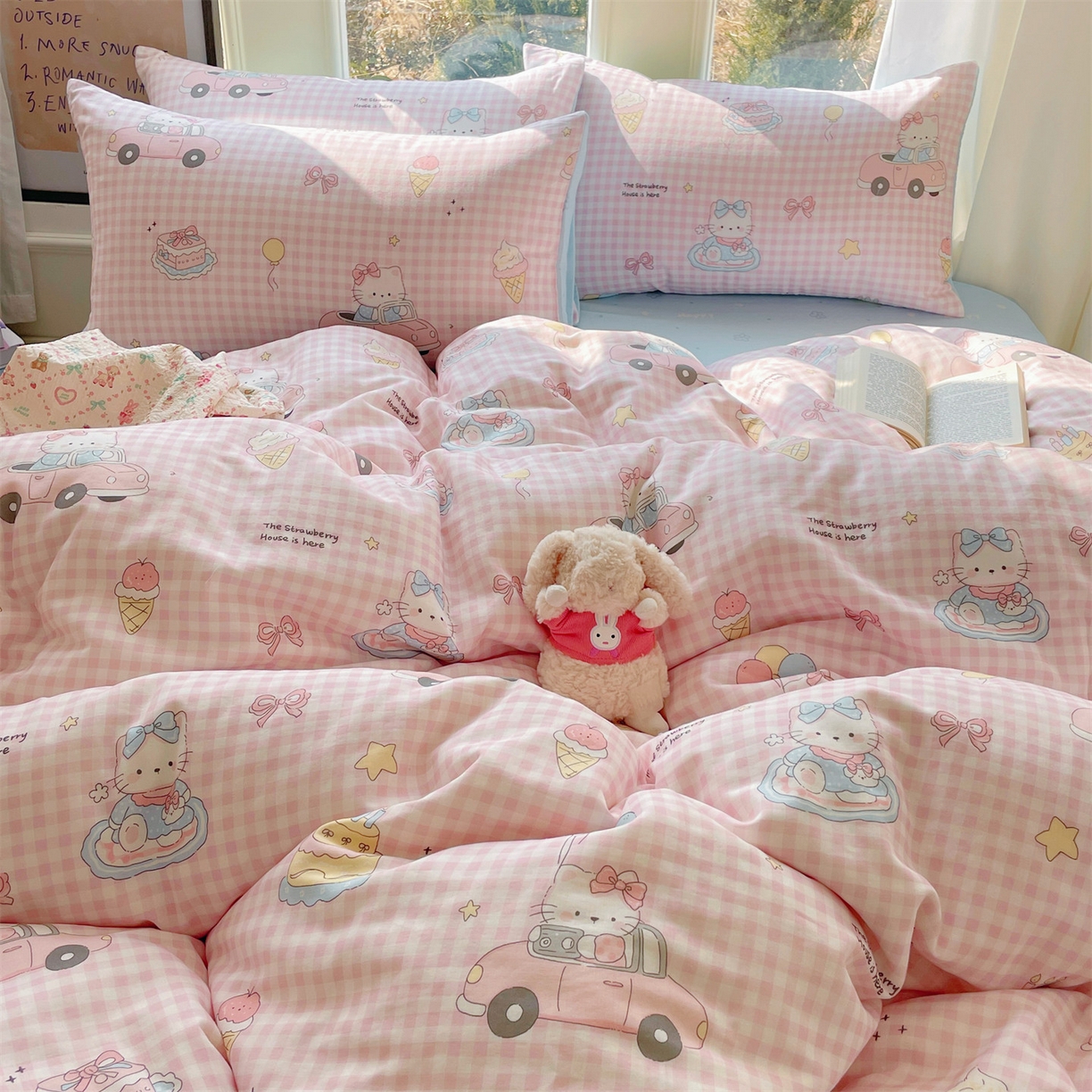 91家纺网 家纺一手货源 找家纺 盛秋家纺 2026新款水洗棉印花四件套-卡通系列二 格子铺粉+花朵蓝