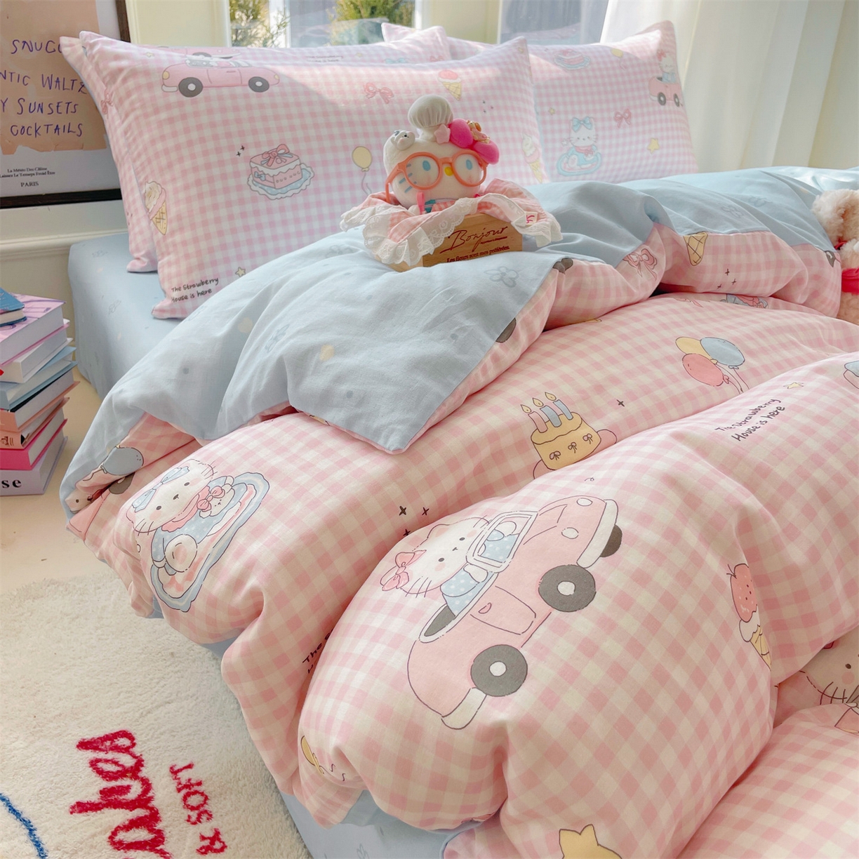 91家纺网 家纺一手货源 找家纺 盛秋家纺 2026新款水洗棉印花四件套-卡通系列二 格子铺粉+花朵蓝